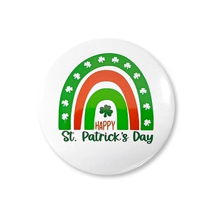 Détail de badge pour la Saint-Patrick avec motif arc-en-ciel et trèfles verts festifs