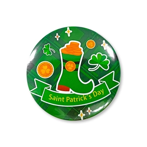 Détail du badge St Patrick en fer-blanc avec carreaux verts et botte de pièces d'or