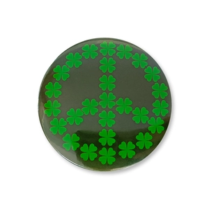 Détail du badge rond de la Saint-Patrick avec signe de paix en trèfles verts brillants