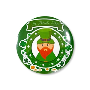 Détail d'un badge de la Saint-Patrick avec un leprechaun et des trèfles verts festifs