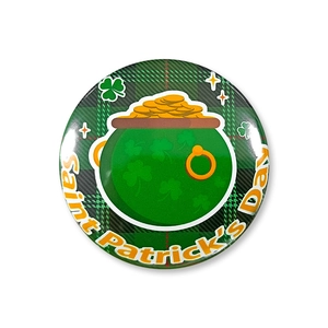 Détail du badge Saint-Patrick avec trèfle et pot d'or sur fond à carreaux verts