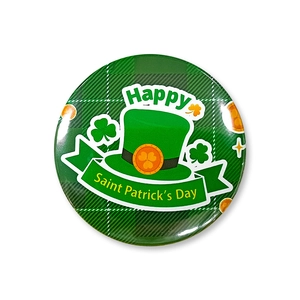 Détail du badge de la Saint-Patrick en fer-blanc avec chapeau vert et texte de célébration