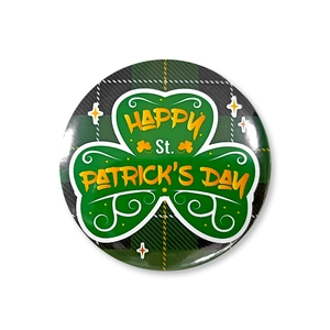 Détail du badge en fer-blanc de la Saint-Patrick avec trèfle et motif de gnome