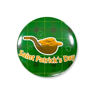 Macro d'un badge en fer-blanc de la Saint-Patrick avec trèfles et pièces d'or