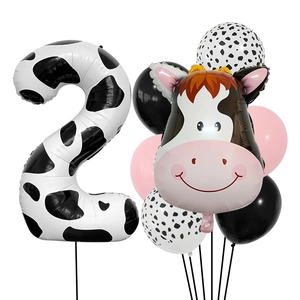 Détail du kit de ballons thème vache 2ème anniversaire avec chiffre 2 et feuille animal