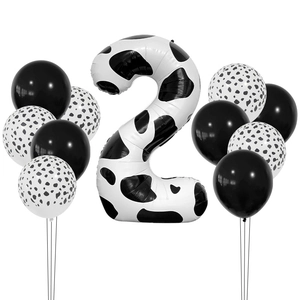 Détail du ballon chiffre 2 imprimé vache avec des ballons de fête en latex assortis
