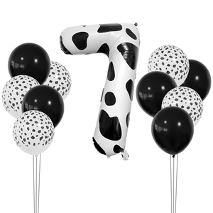 Détail du ballon chiffre 7 motif vache de 40 pouces avec ballons en latex noir et blanc