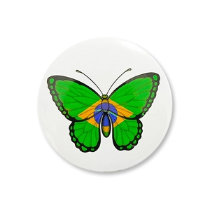 Gros plan d'un badge rond en fer-blanc avec papillon aux couleurs du drapeau brésilien