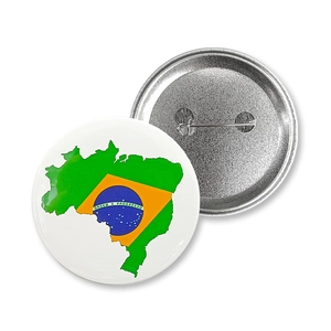 Détail du badge en fer-blanc du Brésil montrant le design frontal et l'épingle de sécurité