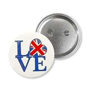 Détail du badge en fer-blanc Union Jack Love avec motif avant et épingle de fixation arrière