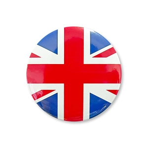 Gros plan d'un badge rond en fer-blanc arborant le motif du drapeau Union Jack