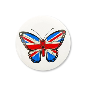 Détail d'un badge rond avec un motif papillon aux couleurs du drapeau britannique sur blanc