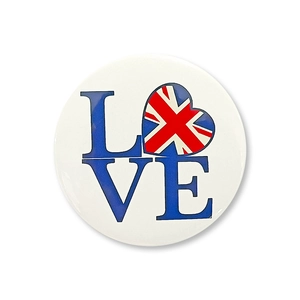 Détail du badge rond en fer blanc avec texte LOVE et motif cœur Union Jack