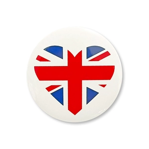 Détail d'un badge rond en fer-blanc avec un motif cœur drapeau britannique sur fond blanc
