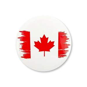 Dettaglio di una spilla tonda in banda stagnata con bandiera del Canada e foglia d'acero rossa