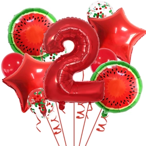 Détail du kit de ballons d'anniversaire pastèque 2 ans avec chiffre rouge et étoiles