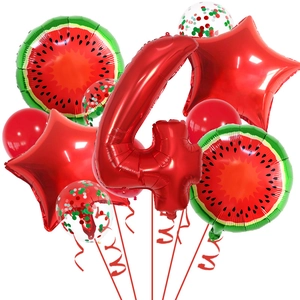 Détail de ballons d'anniversaire pastèque avec un chiffre quatre rouge et des étoiles