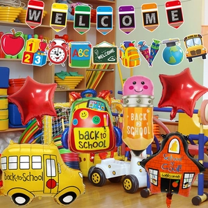 Détail de bus scolaire et ballons crayon avec ensemble de bannières Welcome back to school