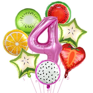 Dettaglio di palloncini in alluminio a tema frutta con numero 4 rosa e fette di kiwi