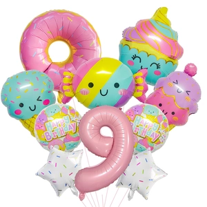 Detail von Süßigkeiten- und Eiscreme-Folienballons mit großer rosa Nummer 9