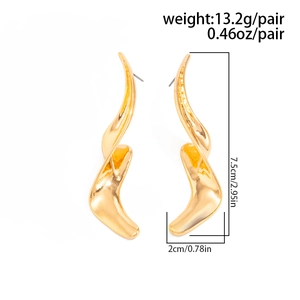 Detalle de pendientes de espiral dorados con medidas de 7,5cm de alto y peso de 13,2g