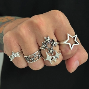 Dettaglio del set di cinque anelli da uomo con stelle in argento e finitura vintage