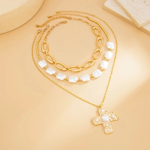 Dreiteiliges goldenes Layering-Halsketten-Set mit Kreuzanhänger und Barockperlen