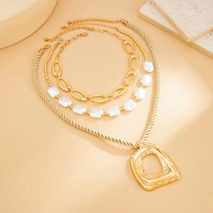 Dreilagige Vintage-Goldkette mit unregelmäßigen Perlen und hohlem quadratischem Anhänger