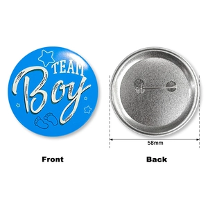 Detailansicht der 58mm Team Boy Anstecknadel für Babypartys von vorne und hinten