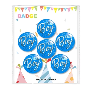 Detailansicht von 6 blauen Team Boy Anstecknadeln für Babypartys in Klarsichtverpackung