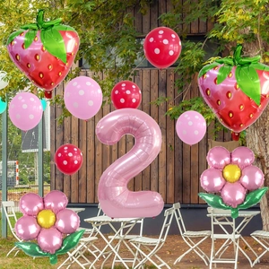 Details van de aardbeienfeestset met roze bloemballonnen en cijfer 2 folieballon