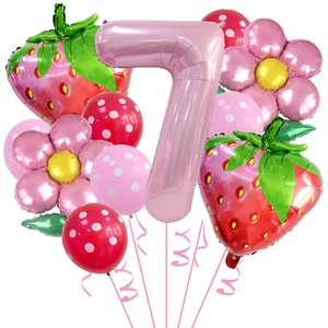 Detail van aardbeienballon-set met nummer 7 bloem- en latexballonnen met rode stippen