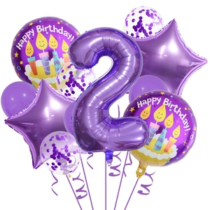 Détail d'un kit de ballons violets chiffre 2 de 32 pouces avec étoiles et confettis