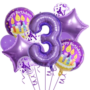 Détail du kit de ballons violet chiffre 3 avec étoiles et décors à confettis