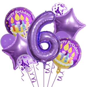 Détail des ballons d'anniversaire violets avec chiffre 6, étoiles et confettis