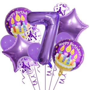 Détail du kit de ballons d'anniversaire violets avec chiffre 7 et ballons en étoile