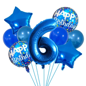 Gros plan du ballon chiffre 6 bleu avec étoiles et ballons ronds Happy Birthday