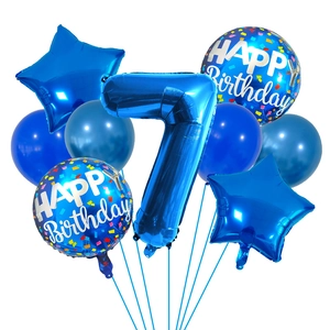 Détail du kit de ballons chiffre 7 bleu avec étoiles et décorations en aluminium