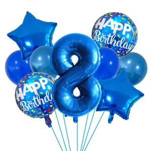 Détail du ballon chiffre 8 bleu avec des décorations sur le thème de l'anniversaire et étoiles