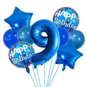 Détail du ballon chiffre 9 bleu et des ballons étoiles pour fête d'anniversaire