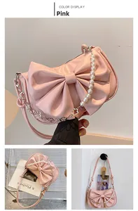 Vues détaillées d'un sac à main rose avec grand nœud et chaîne décorative de perles