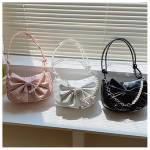 Détails des sacs sous les bras à nœud papillon en rose, blanc et noir avec chaînes perles