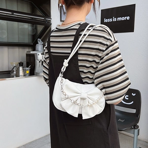 Sac à bandoulière blanc minimaliste avec grand nœud et chaîne décorative en perles