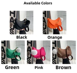 Vista a griglia di borse hobo trapuntate nei colori nero, arancio, verde, fucsia e marrone