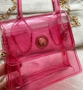 Détail du sac gelée rose en PVC transparent avec bandoulière chaîne et fermoir magnétique