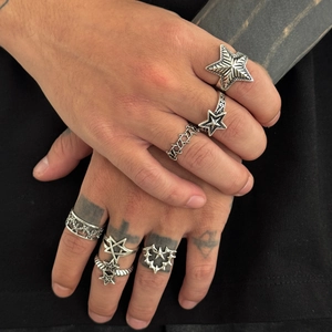 Retro punk star ring set for men in vintage silver finish with gothic thorn and heart patterns