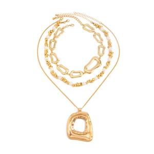 Ensemble de colliers dorés multicouches avec pendentif croix irrégulier et perles
