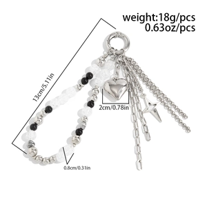 Detail der Perlen-Taschenkette mit Herzanhänger und Metallanhängern, wiegt 18g