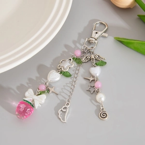 Détail du bijou de sac fraise coeur avec pendentif résine rose et fermoir mousqueton