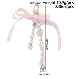 Détail du porte-clés ruban rose avec perles, breloque coeur et cadre en étoile